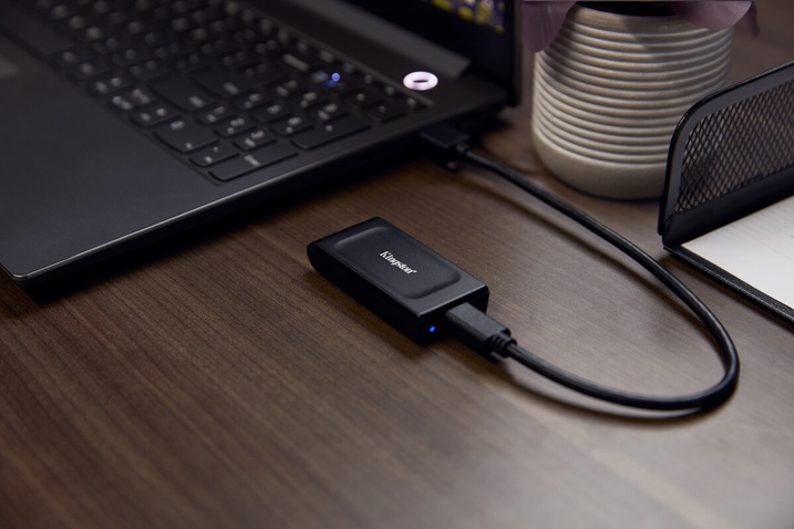 Зовнішній SSD-накопичувач  Portable USB 1.0ТB Kingston SXS1000 Black (SXS1000/1000G)