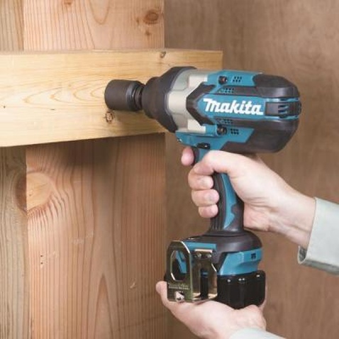 Гайковерт Makita DTW1002RTJ аккумуляторный с ударом (DTW1002RTJ)